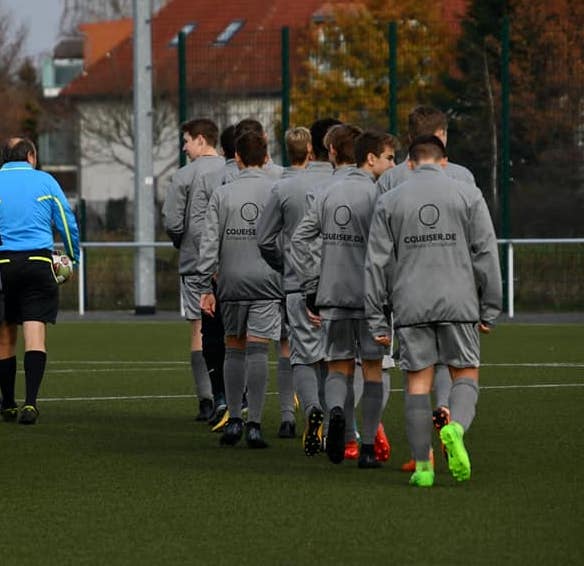 B-Jugend Fussballmannschaft läuft aufs Spielfeld